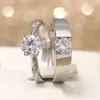 Anel de Diamante Sintético de Alta Qualidade com Seis Garras para Mulheres, Anel Par de Zircônia Estilo Casal Simples e Moderno, Anel Aberto para Pedido de Casamento Atacado