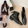 Botas curtas pretas estilo francês com bico quadrado para mulheres, novo modelo primavera e outono 2026, coturnos Chelsea Martin de salto grosso