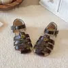 Sandalias Romanas Cerradas de Suela Blanda con Camelia para Niñas 2026 Verano Sandalias Versátiles de Princesa para Niños Zapatos de Playa para Niñas