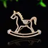Lindo Broche de Caballo Mecedora Girly con Pedrería Completa, Líneas Huecas y un Versátil Pin de Seguridad Anti-Exposición