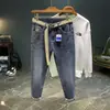 Otoño 2026 Nuevos Jeans para Hombre de Gama Alta Modernos Estampados Ajustados Pierna Recta Pequeña Moda Casual Versátiles Pantalones Largos