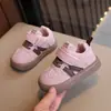 Sapatos de caminhada para bebê, design color block, versáteis, com fechos de velcro, adequados para primavera e outono, estilo novo, sapatos casuais confortáveis e leves para meninas