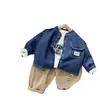 Otoño 2026 Nuevo Chaqueta de Mezclilla Retro para Niños Guapa Versátil Bolsillos Simple Moda para Niños Conjunto de Tres Piezas Moderno