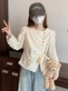 Camisa Irregular de un solo botón con cuello redondo y manga larga para mujer Otoño 2024 Nuevo diseño con sentido de la moda Top plisado con cinturón