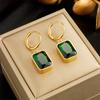 Pendientes de moda nicho retro de alta calidad con gemas de corte verde cuadrado, chapados en oro, elegantes y ligeros, redondos de lujo.