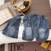 Retrô, desgastado e estiloso: um conjunto de três peças para um menino jovem com uma jaqueta jeans lavada e degradê combinada com calça jeans