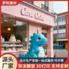 Loja de Bolos com Tema de Dinossauro Cartoon Design de Fachada Escultura em Espuma Decoração em Relevo Design de Escultura em Espuma em Cores Vibrantes
