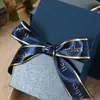 Caixa de Presente Azul de Luxo com Acabamento Elegante de Glitter Fino, Caixa com Embalagem de Laço para o Dia dos Professores, Presente de Aniversário e Lembrancinhas de Festa