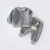 Estilo casual primavera, outono, inverno conjunto infantil de roupas esportivas para bebê com listras de desenho animado e gola alta roupas infantis