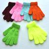En stock 6-11 años estudiantes de primaria invierno escritura a prueba de frío guantes cálidos monocolor acrílico guantes para niños con logo