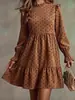 Vestido elegante de otoño e invierno europeo y americano con lunares y flores, cuello alto de encaje y falda de capas tipo pastel para el uso diario de las mujeres en el trabajo