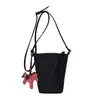 Bolsa Pequena de Couro Macio para Celular Feminina, Bolsa Pequena Transversal, Novo Modelo Primavera/Verão 2026, Estilo Vertical com Pingente de Cavalo Pequeno, Bolsa Pequena Transversal de Ombro Único
