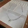 Collar de Perlas con Colgante Plisado Estilo Francés, Lujo Ligero y Sensación de Alta Gama, Cadena para Clavícula para Mujer, Accesorio de Cuello de Moda y Elegante con Diseño Único