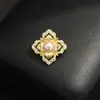 Broche Pequeño Retro de Artesanía Cepillada de Alta Gama Niche Italiano Incrustado con Piedras Patrón Calado Exquisito Alfiler Pequeño Alfiler de Solapa para Mujer