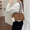Bolsa de antebraço vintage de camurça de alta qualidade, nova moda 2026 bolsa versátil tipo travesseiro, bolsa de ombro de nicho para mulheres