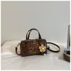 Nova bolsa de boliche outono de 2026, estilosa e com bom acabamento, de ombro único, transversal, bolsa de mão, bolsa Boston acolchoada da moda