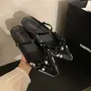 Mules cerrados de tacón plano estilo francés para aumentar la altura 2026 moda nuevo modelo sandalias plateadas para mujer