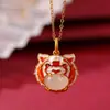 Paisaje Chino Esmalte Azul Tailandés Temática de Tigre Joyería Creativa para el Año del Tigre, Imitación de Oro Antiguo Collar de Jade Hetian
