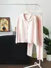 Cárdigan fresco y suave tipo loungewear para mujer, con pecho acolchado, cuello de solapa y mangas largas, adecuado para usar como pijama o prenda exterior en otoño e invierno.