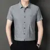 Ropa de verano para hombres de mediana edad: camisa jacquard de manga corta, elástica, casual, corte holgado, estampado floral, con bolsillos funcionales, adecuada para papás