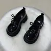 Sapatos loafer de sola macia e sola grossa estilo britânico para mulheres, nova moda outono 2026, sapatos pequenos de couro simples, sapatos de salto único versáteis para aumentar a altura