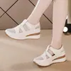 Verão 2026 Novos Sapatos Casuais Femininos com Plataforma Espessa, Vazados, Respiráveis, para Caminhada, Slip-On para Mulheres Baixinhas, Versáteis e Fashion para o Dia a Dia