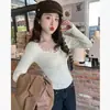 Camiseta de base de encaje con cuello en V de diseño único para mujer, nuevo estilo principios de otoño 2025, elegante top de punto para usar debajo de suéteres