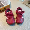 Zapatos de Skate para Niños 2026 Primavera/Otoño Nuevo Estilo Unisex Versátiles Zapatos de Entrenamiento Alemanes Zapatos Deportivos Rojos Estilo Coreano Zapatos de Skate Casuales