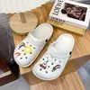 Pantuflas Baotou para Mujer Verano Uso Exterior 2022 Nuevo Estilo Zapatos con Agujeros Estudiante Antideslizantes Suela Gruesa Sensación Suave Sandalias Zapatos