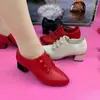 Sapatos femininos de couro 2026 novo modelo sapatos de salto baixo para outono, sapatos de mãe com saltos grossos, versáteis e populares, sola macia e cabedal macio, sapatos femininos de salto médio