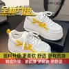 Zapatillas de Plataforma Casuales Versátiles de Malla Transpirable para Mujer Pequeña que Aumentan la Altura Zapatos de Suela Gruesa Huecos Nuevos de Verano 2025 Zapatos Blancos