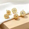 Cobre bañado en oro, circonita cúbica que retiene el color, colgante de bola de flor hueca de trébol de cuatro hojas en forma de corazón, accesorio para joyería DIY, pulsera, collar