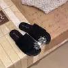 Chinelos de Exterior com Atmosfera Retrô para Mulheres 2026 Cabedal de Tira Tecida Multicamadas com Enfeites de Flor 3D Calçados Retrô Streetwear para Mulheres