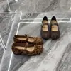 Zapatos Mary Jane Planos de Ante Retro con Estampado de Leopardo para Mujer, Estilo Verano 2026, Cómodos Zapatos de Abuela con Correa Única y Diseño de Dedos Divididos Falsos