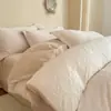 Juego de Cuatro Piezas de Terciopelo de Leche Engrosado Grado A Color Púrpura Taro con Funda Nórdica de Forro Polar de Coral Estampado Tridimensional por Ambos Lados para Ropa de Cama de Otoño e Invierno