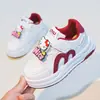 Nuevas Zapatillas de Dibujos Animados para Niñas Primavera 2026, Zapatos Casuales Versátiles con Velcro Antideslizante, Zapatos de Suela Suave para Niños Mayores