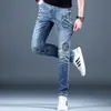 Jeans de mezclilla estampados de moda para hombre, nuevo estilo de otoño, pantalones ajustados elegantes y versátiles con pedrería y cuentas, pantalones elásticos para hombre