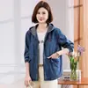 Jaqueta jeans curta casual para mulheres, novo estilo primavera/outono 2026, jaqueta com capuz solta e estilosa para mães de meia-idade, algodão puro