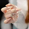 Colar de coração europeu e americano minimalista, personalizado, vazado, cravejado de diamantes para mulheres, pingente moderno em formato de coração, corrente para clavícula, nkp21