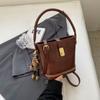 A bolsa pequena popular deste ano para mulheres, outono e inverno, combina com tudo, nova 2023, estilo western retrô, bolsa carteiro, bolsa de balde portátil feminina