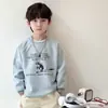 Roupas Pai-Filho Xieke Xiong Outono 2026 Novo Moletom de Gola Redonda para Crianças Maiores Blusa Casual Roupa Infantil Moletom de Menina