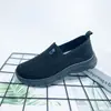 Sapatos femininos de malha esportivos respiráveis com sola leve para atacado transfronteiriço 2026 Primavera/Outono novos slip-on preguiçosos moda versátil feminina