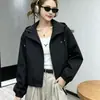 Chaqueta corta con capucha para mujer, estilo coreano otoño 2026, corte holgado para figuras petite, cortavientos, con cordón, bordada, casual, con cremallera, ropa de mujer