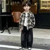 Traje de Primavera y Otoño para Niños 2026 Nuevo Estilo Camisa de Otoño Infantil Conjunto Elegante de Tres Piezas a Cuadros de Manga Larga para Niños Pequeños