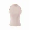 Este conjunto elegante e sedutor apresenta um design que abraça o corpo, acentuando suas curvas.. É um conjunto de três peças para mulheres, perfeito para o outono, composto por um top de tricô com gola alta parcial, uma saia de comprimento médio e um cardigã.