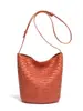 Bolso tejido retro de nicho 2026 nuevo modelo transfronterizo, elegante bolso de hombro y cruzado de gran capacidad, bolso cubo casual simple