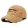 Novos bonés de beisebol quentes de outono e inverno, chapéus de algodão para pessoas de meia-idade e idosos, designs versáteis com letras bordadas, unissex, forrados com fleece para aquecimento e com aba tipo bico de pato