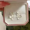 Brincos de Tarraxa Flor Borboleta Esmaltados Coreanos Primavera/Verão Branco Novo Alto Padrão Luxo Leve Nicho Brinco Delicado para Mulheres Brinco