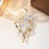 Broche floral folha doce estilo coreano novo para mulheres, apresentando um design de gota dourada com adornos completos de zircônia cúbica, exalando elegância e versatilidade, direto da fábrica