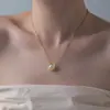 Colar de pérolas de luxo europeu e americano, design de nicho feminino, pingente dourado em forma de U, elegante, estilo frio, clavícula, corrente fina